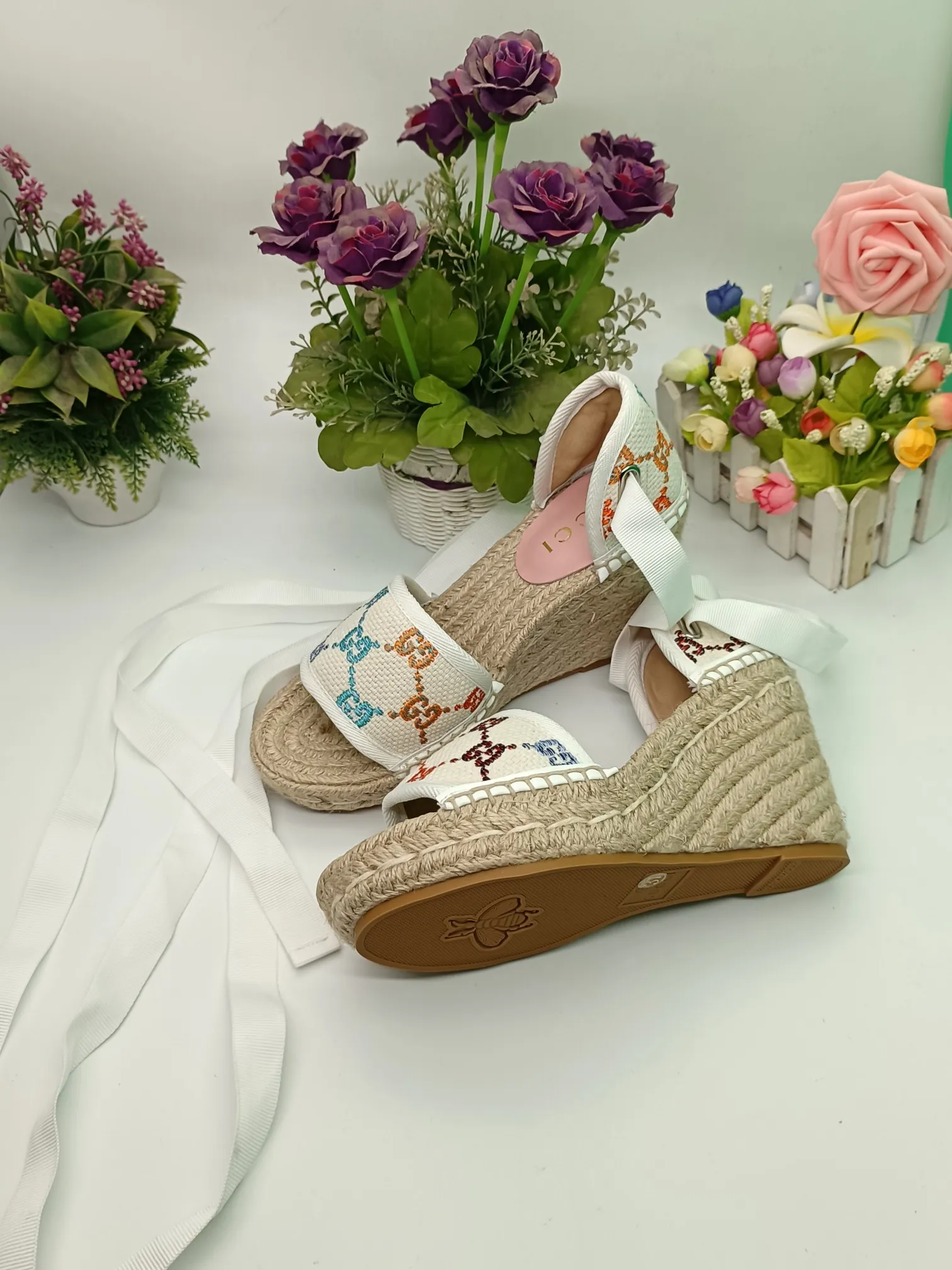 👟👟Ex-factory price 440👟👟 GUCCI wedge fisherman sandals, thick-soled straw, high-end quality, fabric: double G fabric, electric embroidery, lining: mixed sheepskin lining, yardage: 35～42, color: pure white. Dear new and old customers, the picture has been updated, please transfer the image to change. The upgraded version of the wedge heel currently has more than 40 colors. Transfer the image to sell.
